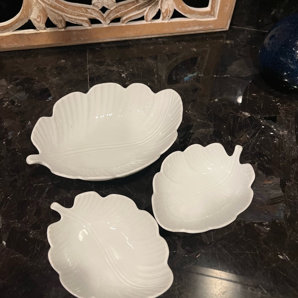 Elegant White Leaf-Shaped Dish Set